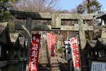 朝護孫子寺に向かう石段と鳥居