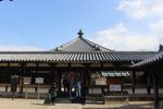 法隆寺夢殿の入り口
