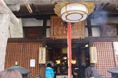南円堂の扁額と参拝する人々