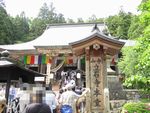 立石寺の根本中堂と参拝をする人々